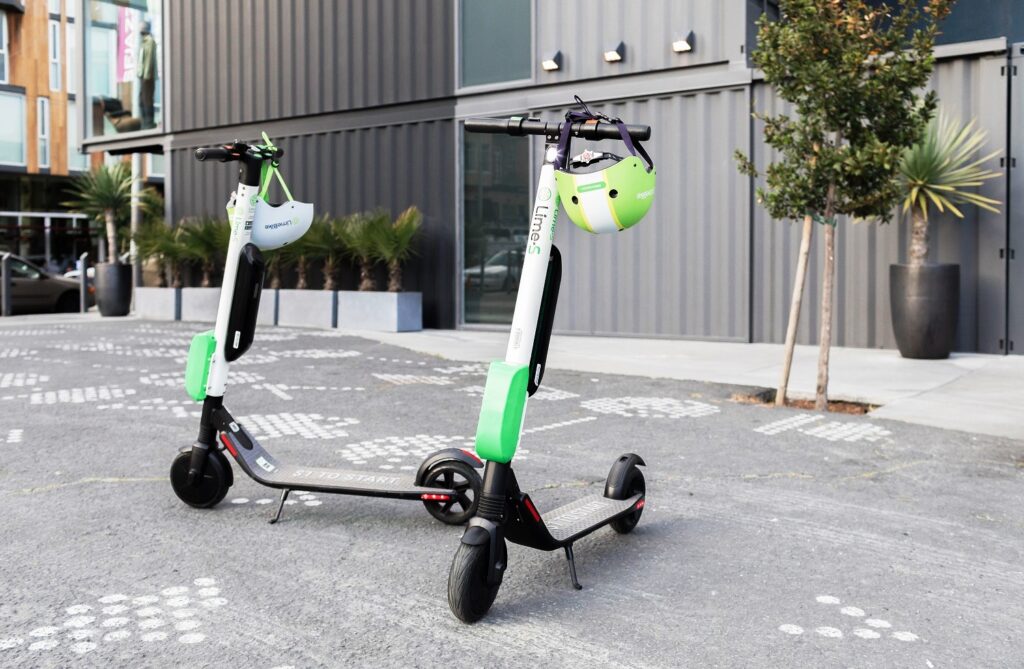 Proiect de lege: Trotinetele și bicicletele electrice, conduse doar cu permis