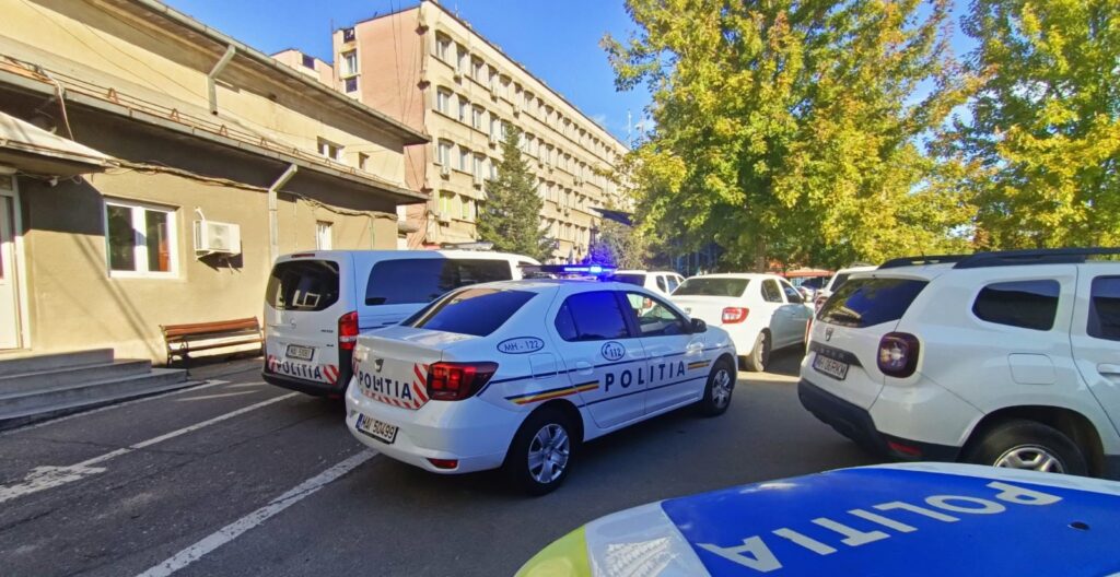 (VIDEO) Instituție de învățământ din Mehedinți, vizată de percheziții într-un dosar de fals în acte