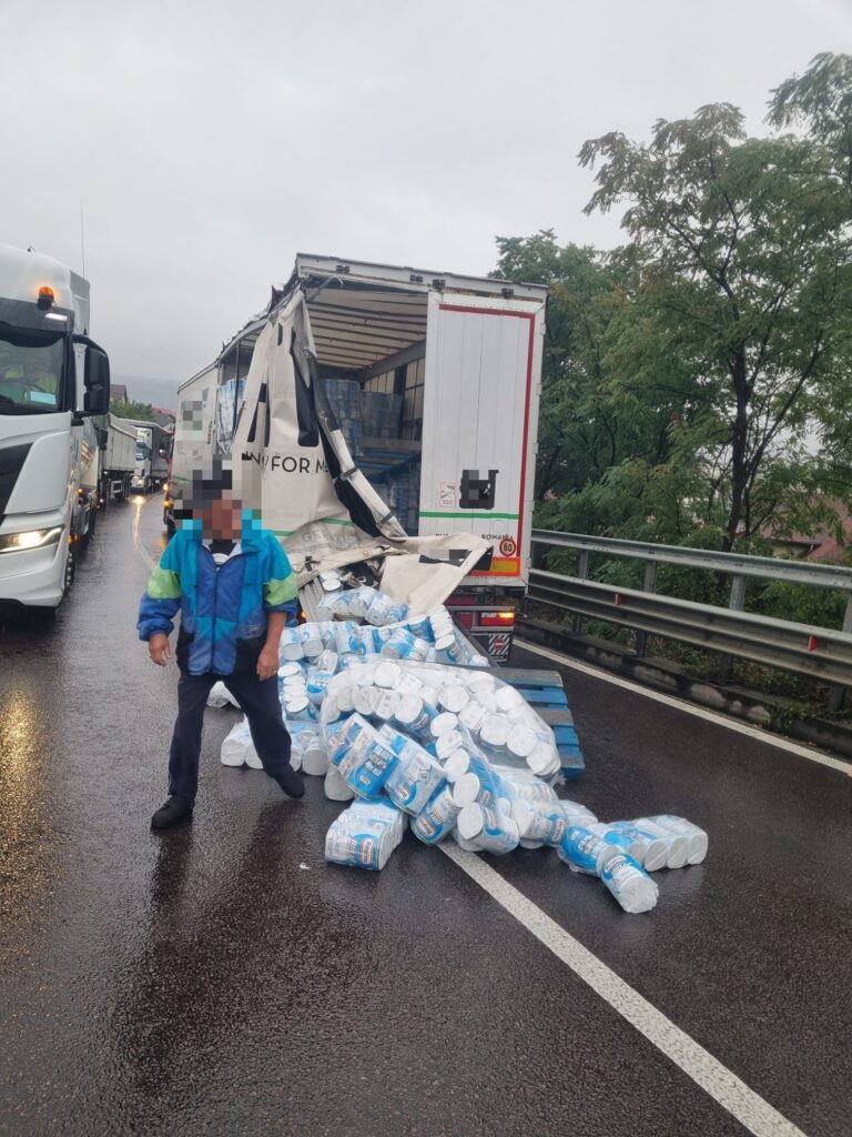 Vâlcea: Coliziune între două autotrenuri pe DN 7