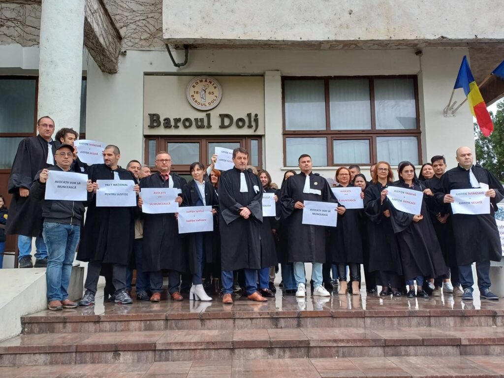 Avocaţii din Baroul Dolj, protest în faţa instituţiei