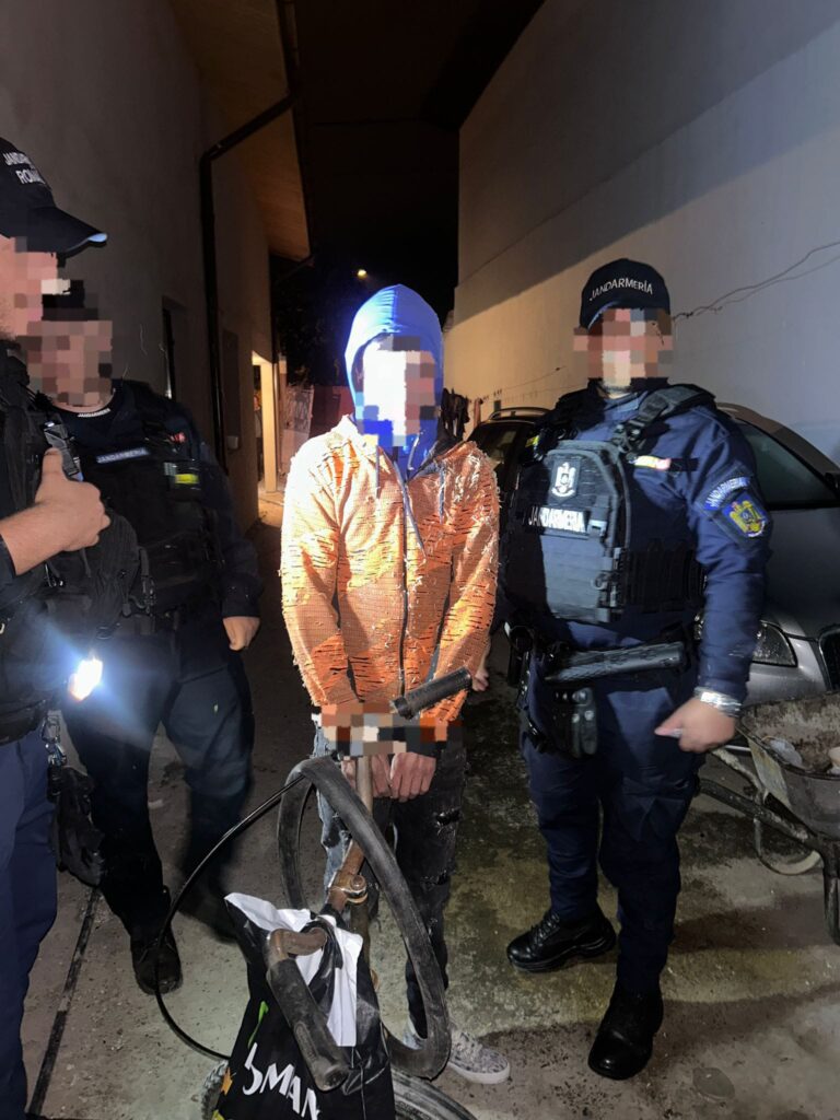(VIDEO) Percheziții într-un dosar de furt calificat la Drobeta-Turnu Severin
