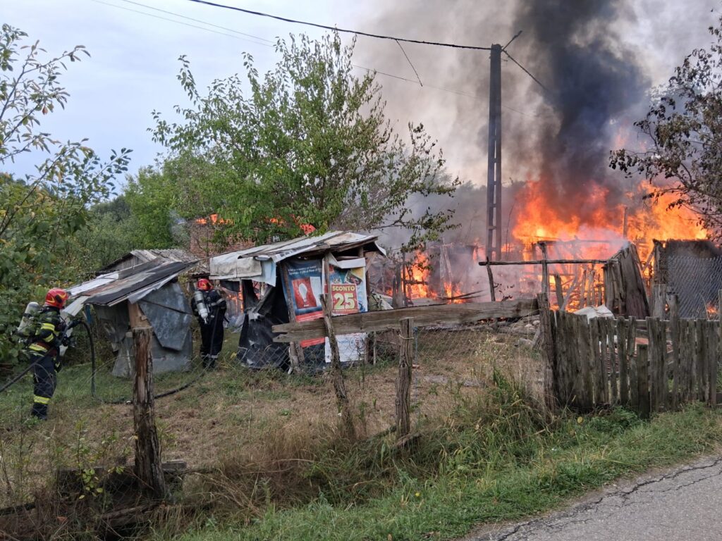 Vâlcea: Incendiu și explozie la o casă din localitatea Mateești