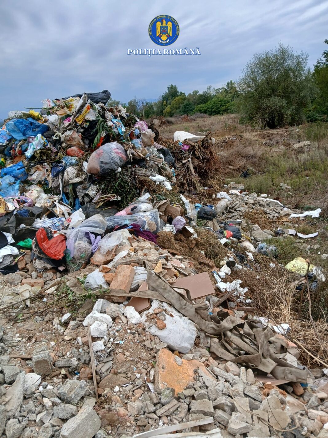 Gorj: Deşeuri îngropate ilegal. Bărbat reţinut