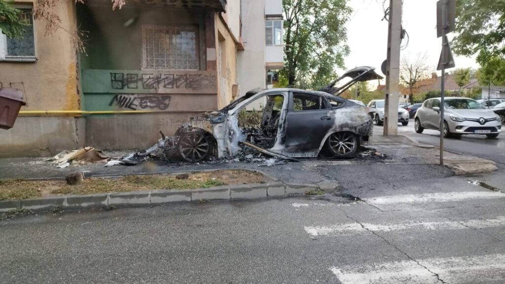 Maşina cuprinsă de flăcări în această dimineaţă, în Craiova, incendiată intenționat