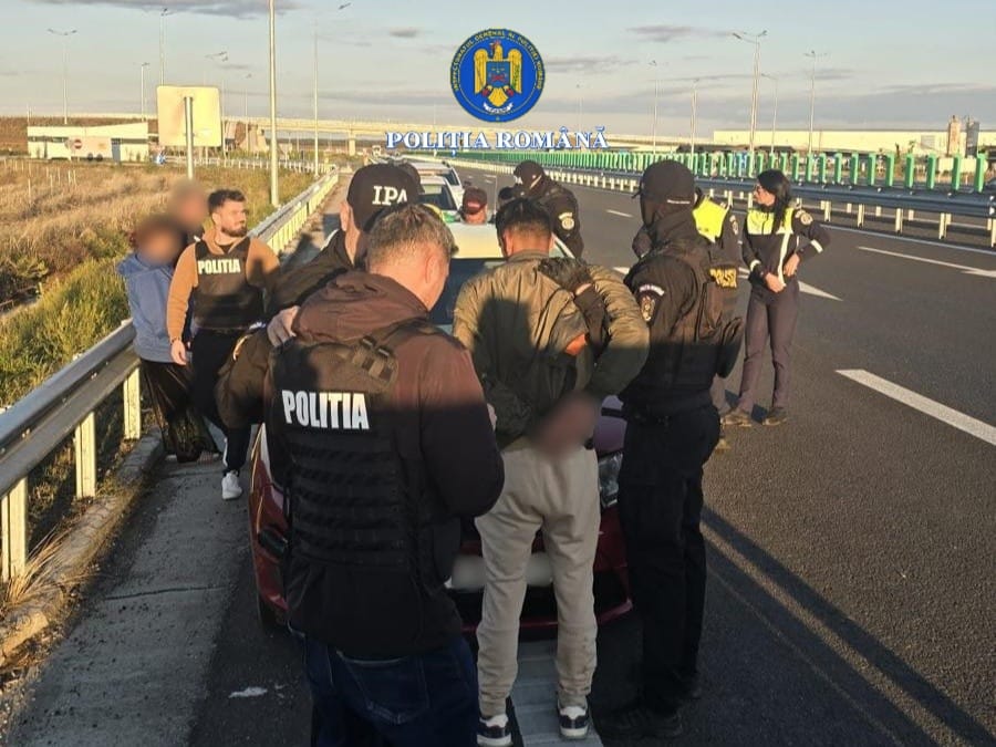 (VIDEO) Doi tineri, reținuți după o tâlhărie de 10.000 de lei comisă pe o stradă din Slatina