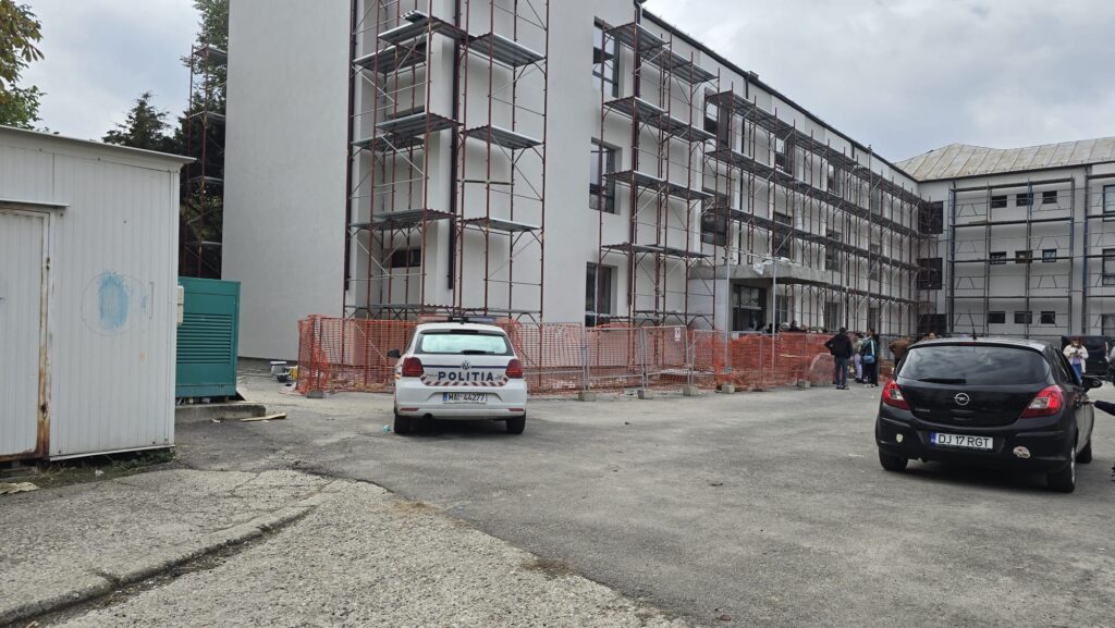 Femeie cercetată după ce a speriat un grup de copii de la o grădiniță din Craiova. „Educatoarele vă duc să vă gâdile până vă omoară”