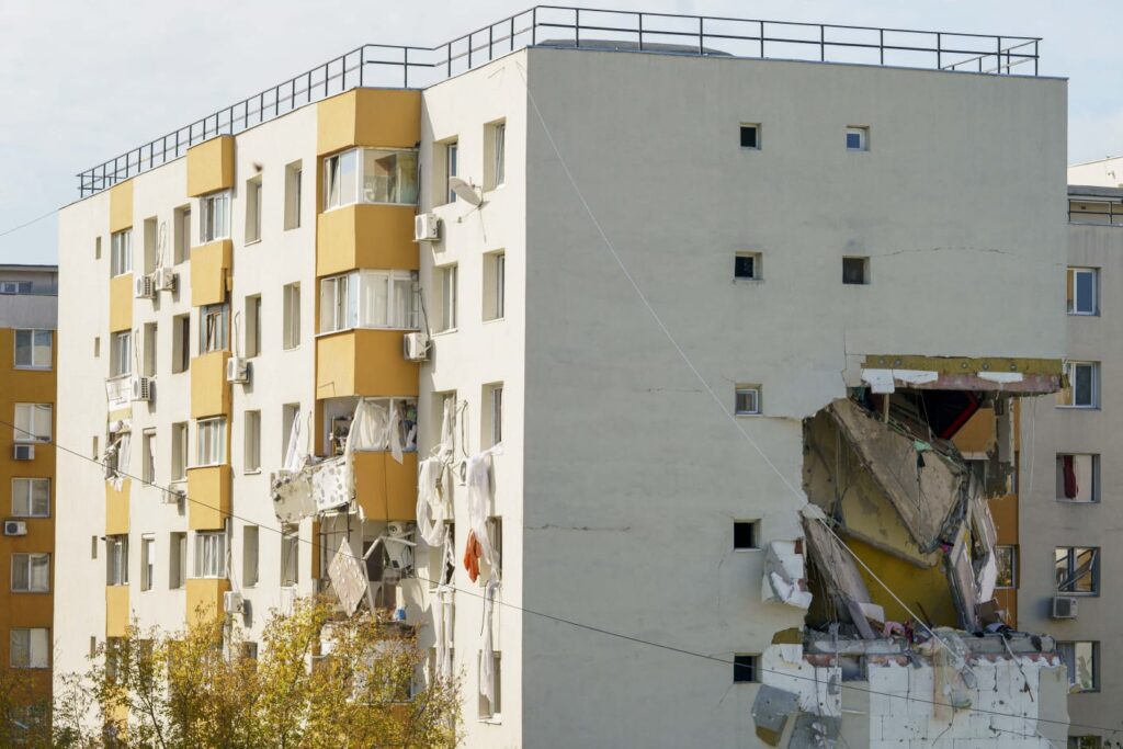 Un angajat Distrigaz şi doi angajaţi ai firmei de revizie Amproperty, arestaţi preventiv în dosarul exploziei din Rahova