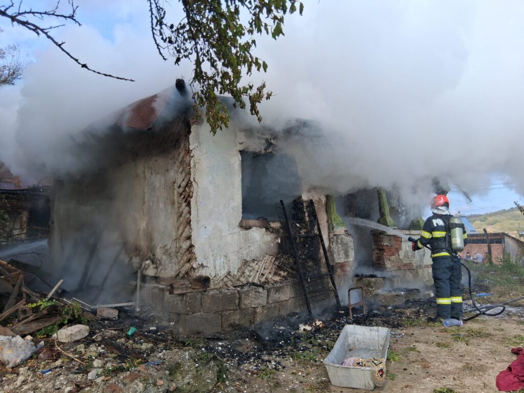 (VIDEO) Vâlcea: Incendiu la o casă de locuit în localitatea Gușoeni