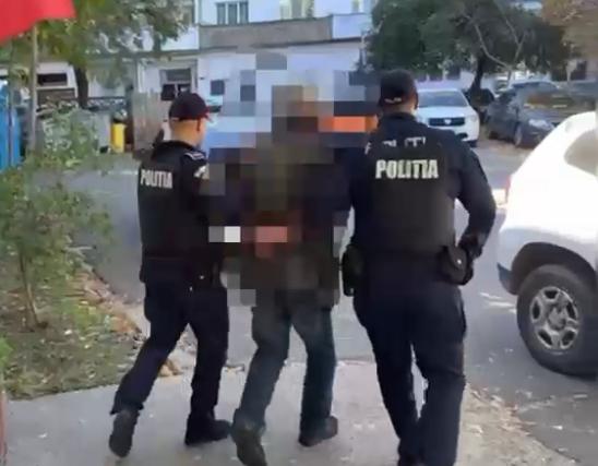 (VIDEO) Bărbat de 61 de ani din Craiova, reținut pentru tâlhărie după ce a agresat un agent de pază
