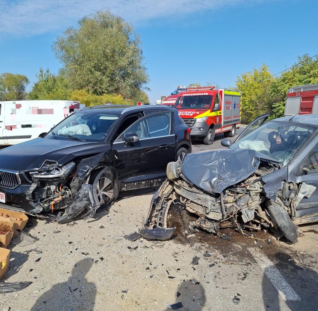 Accident între patru autoturisme la Hinova. Trei persoane au ajuns la spital