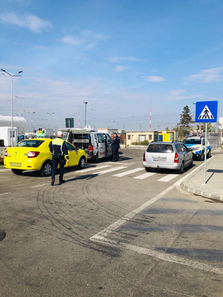 Polițiștii de la Transporturi, acțiune la Aeroportul Internațional Craiova: Amenzi și rețineri pentru taxiuri și autoturisme neconforme