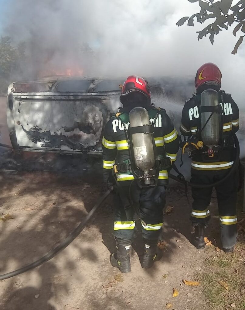 Două autoturisme distruse de flăcări în județul Vâlcea