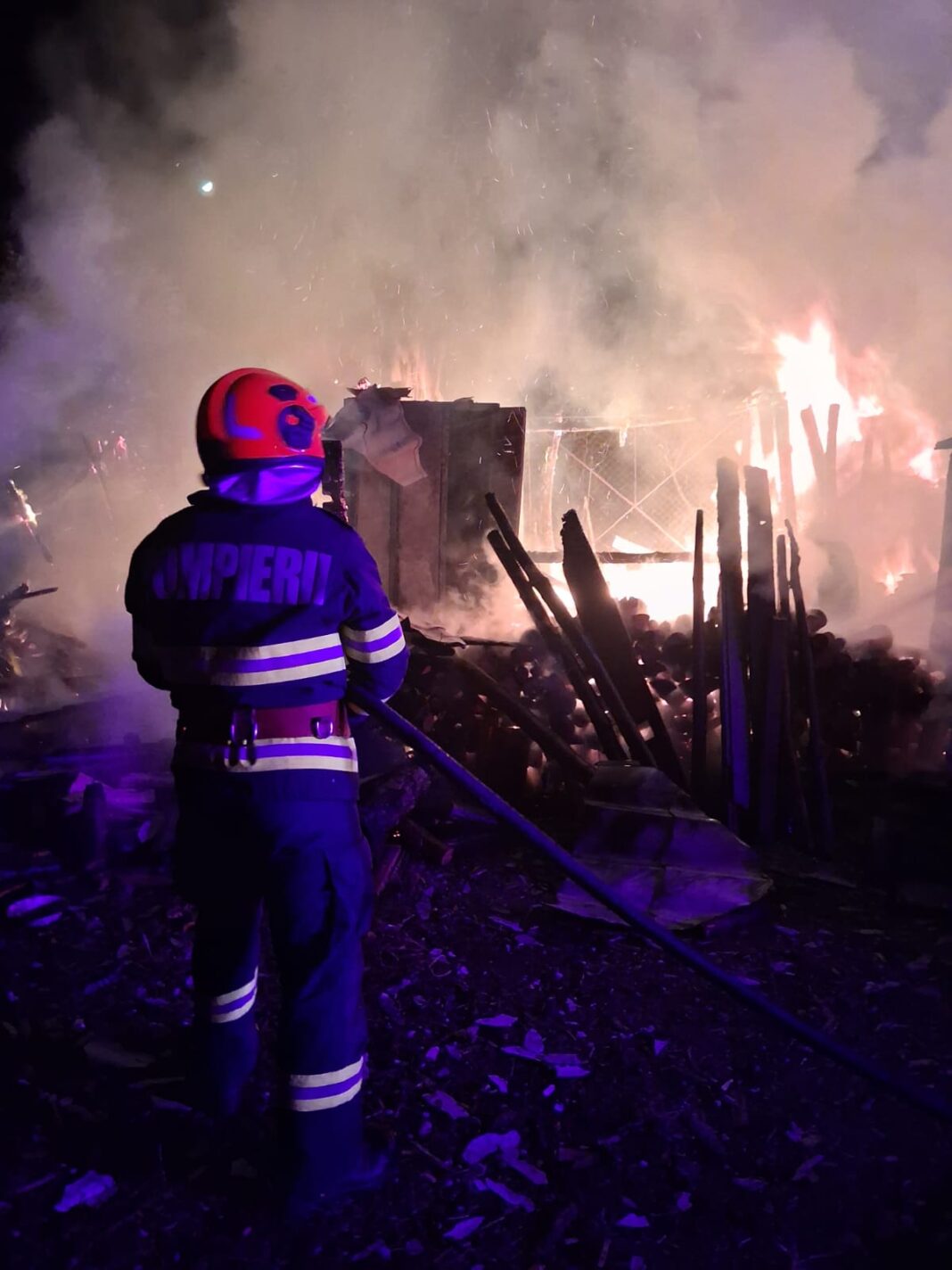 WhatsApp Image 2025-10-31 at 09.02.51 Pompierii vâlceni au reușit să stingă incendiul înaintea ca focul să cuprindă și locuința din apropiere