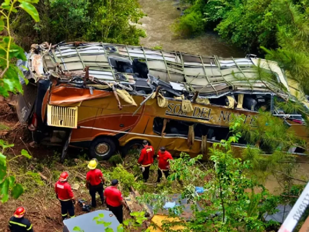 Cel puţin nouă morţi şi 29 de răniţi în nord-estul Argentinei, după ce un autocar a căzut de pe un pod  Cel puţin nouă morţi şi 29 de răniţi în nord-estul Argentinei, după ce un autocar a căzut de pe un pod