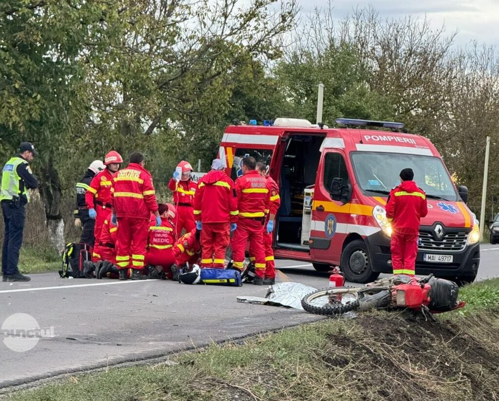 Doi bărbați și-au pierdut viața după ce motocicleta lor a lovit din spate o mașină și a ricoșat în alt autoturism