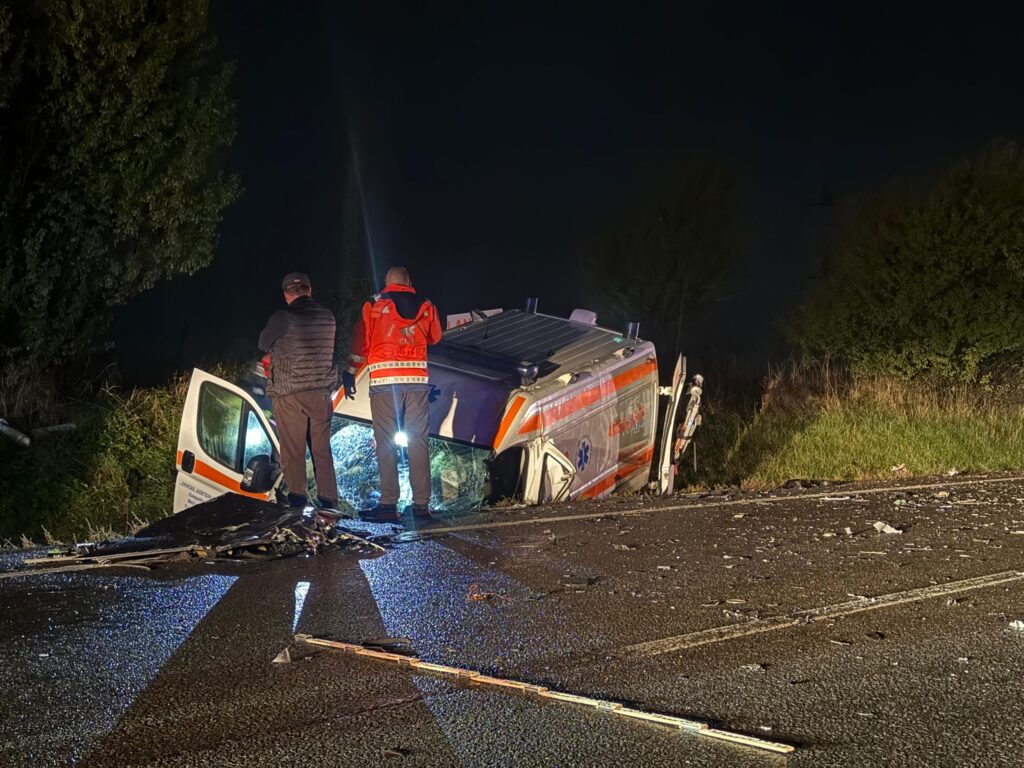 Pacienta dintr-o ambulanță a murit și alte cinci persoane au fost rănite în urma unui accident