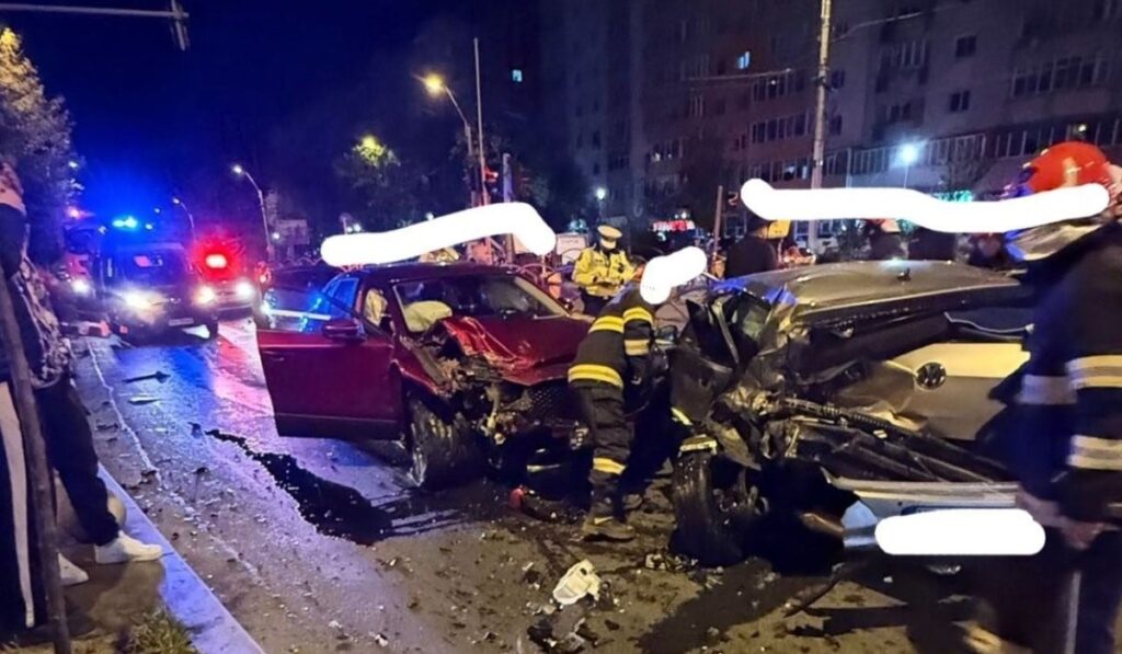 Două persoane, rănite după ce o șoferiță a lovit două maşini oprite la semafor. Femeia a fugit, apoi a refuzat recoltarea de probe biologice