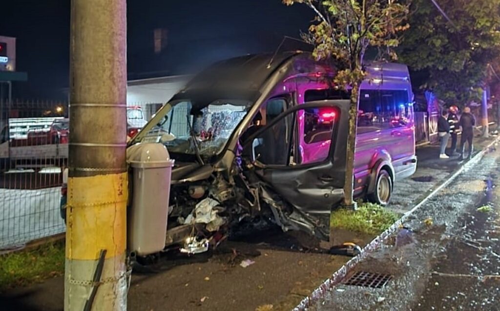 Opt răniți într-un accident între un microbuz şi un autoturism