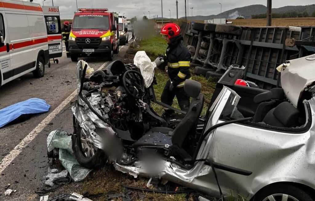 Doi tineri au murit după ce maşina lor s-a ciocnit cu un camion cu cherestea