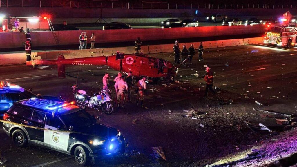 Trei ocupanți ai unui elicopter medical au supraviețuit după ce aparatul de zbor s-a prăbuşit pe o autostradă din SUA