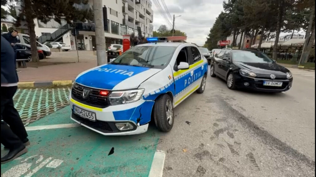 Mașină de poliție, lovită de un șofer de 72 de ani care nu a acordat prioritate