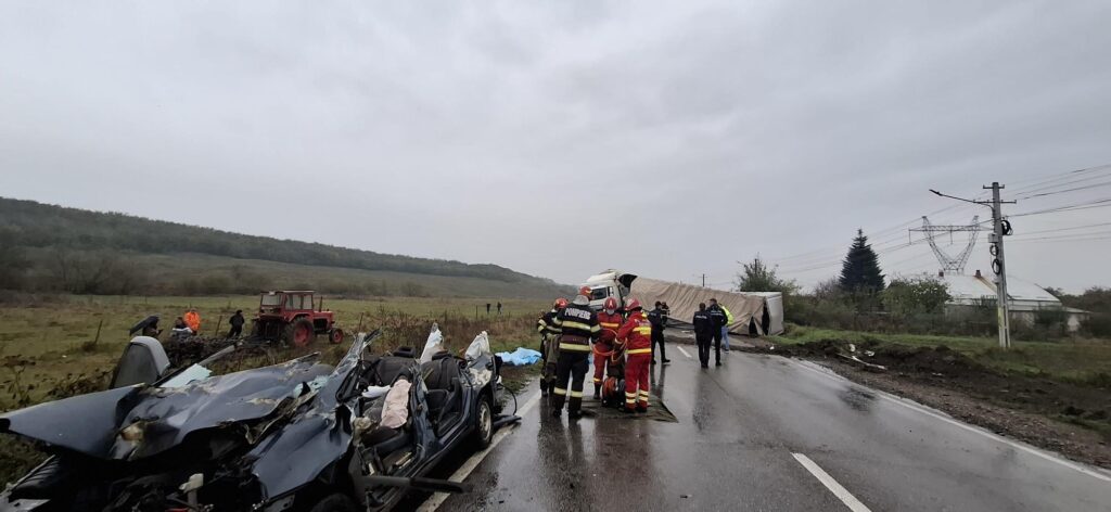 Două persoane și-au pierdut viața după ce un camion s-a răsturnat peste o mașină