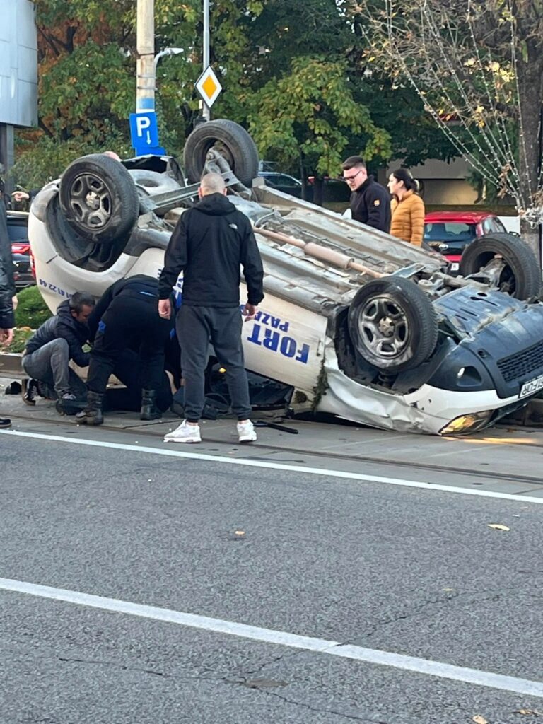 Craiova: Accident teribil pe Calea București.  Ocupanții mașinii răsturnate, blocați între fiare