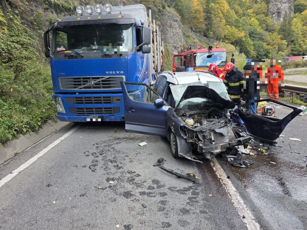 Șofer în stare gravă după ce mașina sa s-a ciocnit cu un TIR