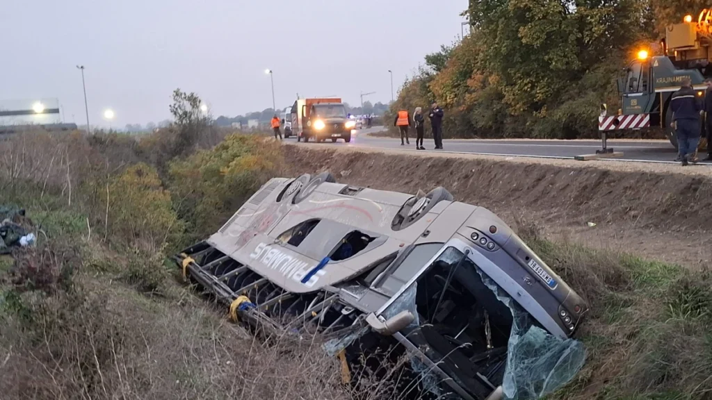 Trei morți și zeci de răniți după ce un autobuz cu muncitori s-a răsturnat în Serbia