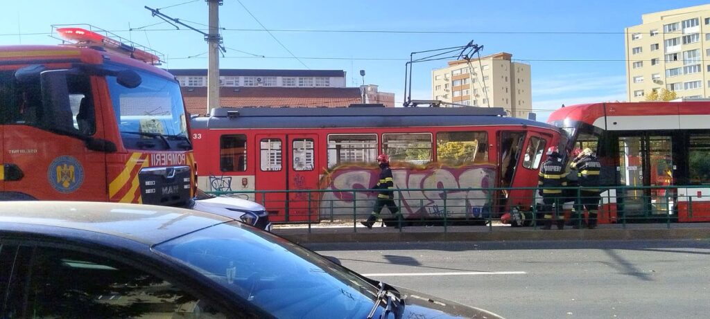 Patru răniţi după ce un tramvai gol a plecat singur din depou și a lovit un tramvai cu călători, la Arad
