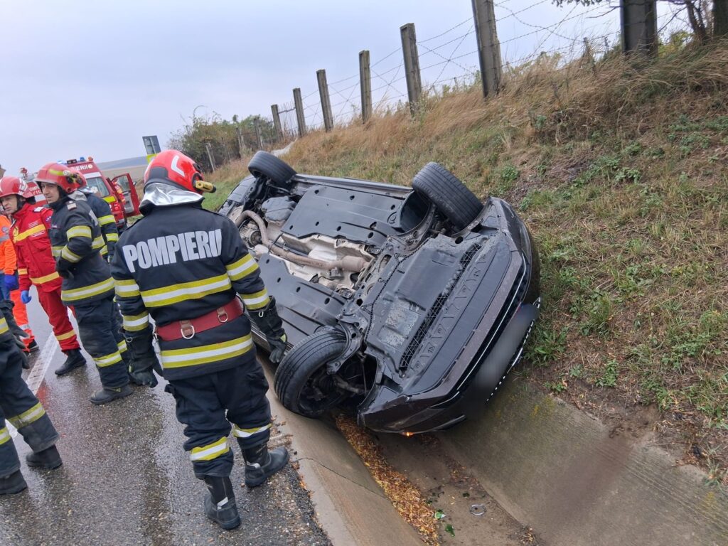 Doi copii, răniți după ce mașina în care se aflau s-a răsturnat