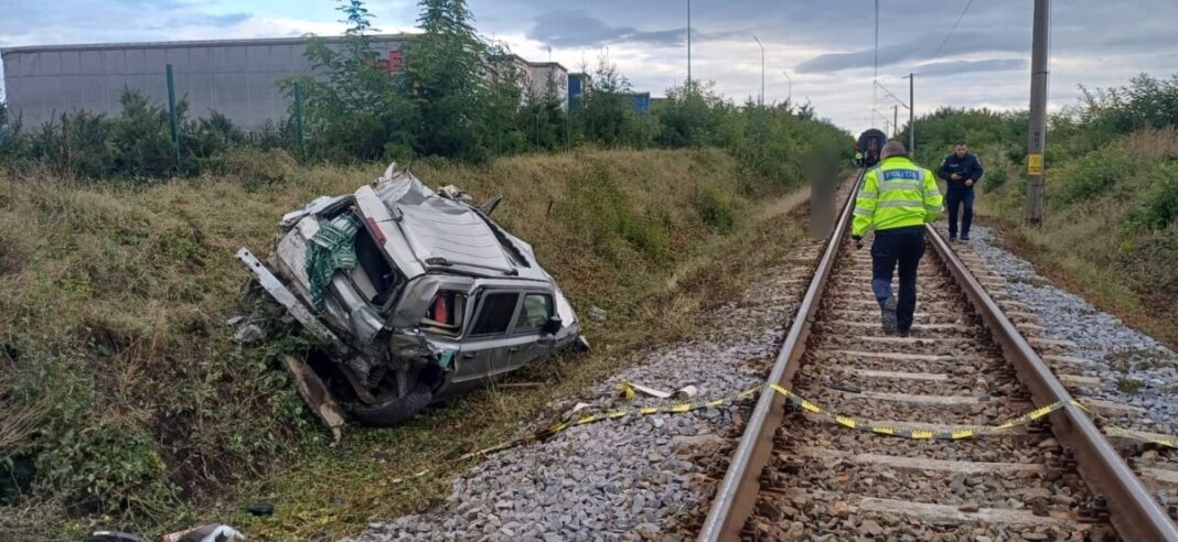 Bărbat rănit după ce maşina în care se afla a fost lovită de tren la o trecere la nivel cu calea ferată