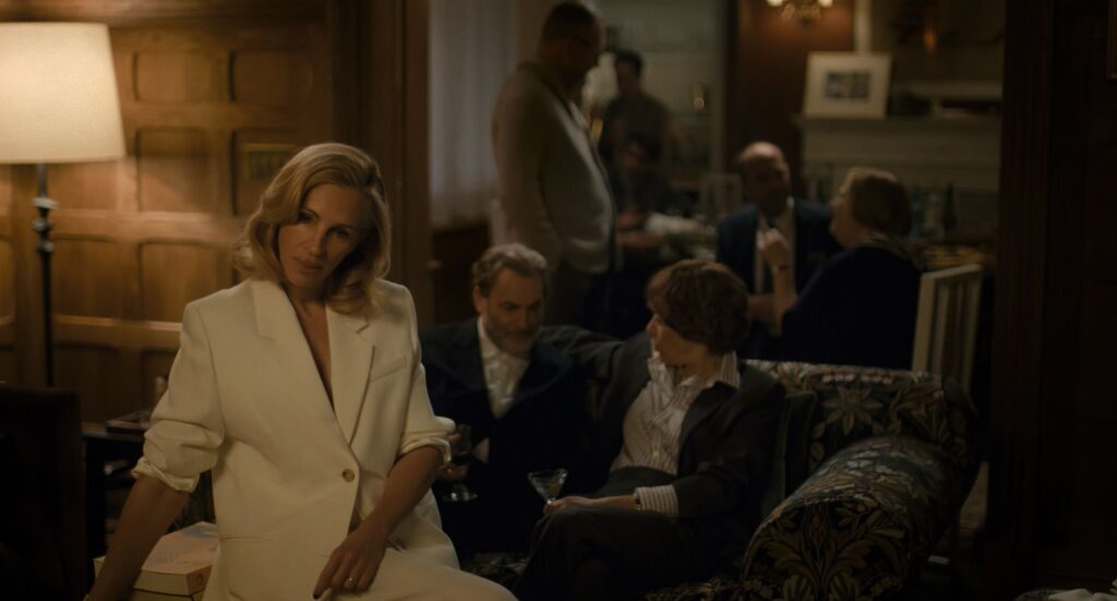 Jucând rolul Almei, o profesoară universitară, Julia Roberts are o garderobă elegantă, de culoare crem și vizibil scumpă, în timp ce soțul ei (interpretat de Michael Stuhlbarg) și colega (Chloë Sevigny) sunt văzuți în haine mai relaxate, uneori vintage