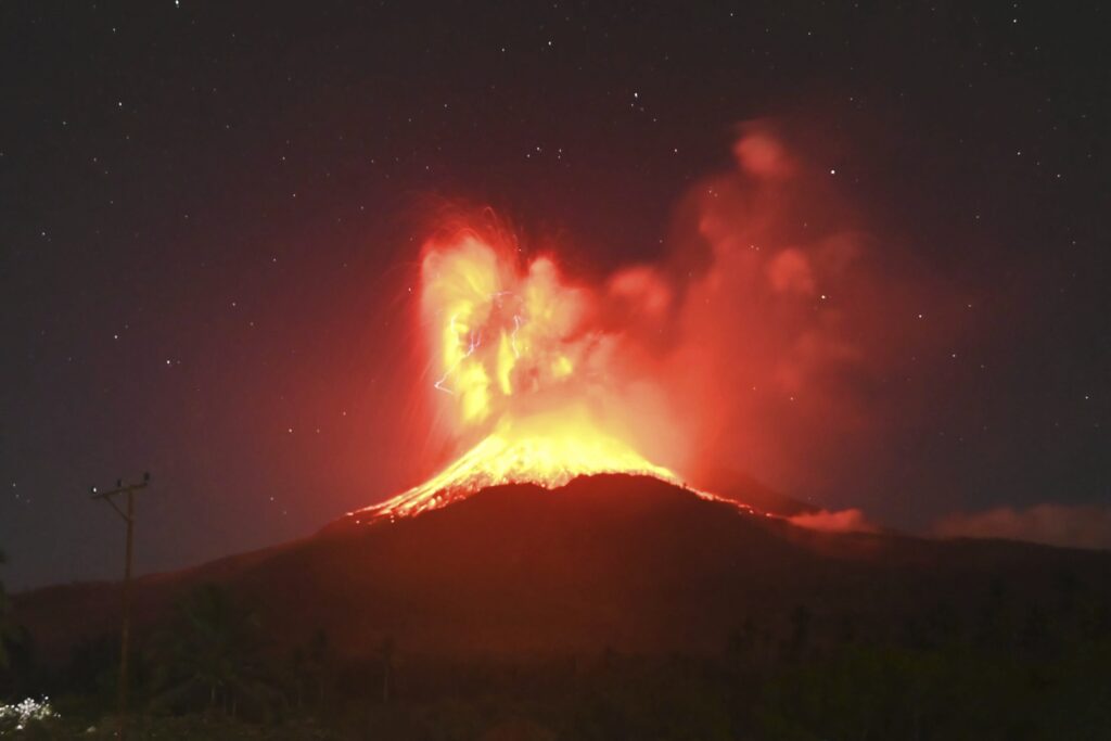 Vulcanul Lewotobi Laki-laki din Indonezia erupe, aruncând cenușă la 10 km în cer