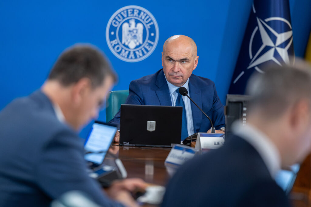 Guvernul Bolojan adoptă serviciul militar voluntar. Alte măsuri importante în ședința de joi