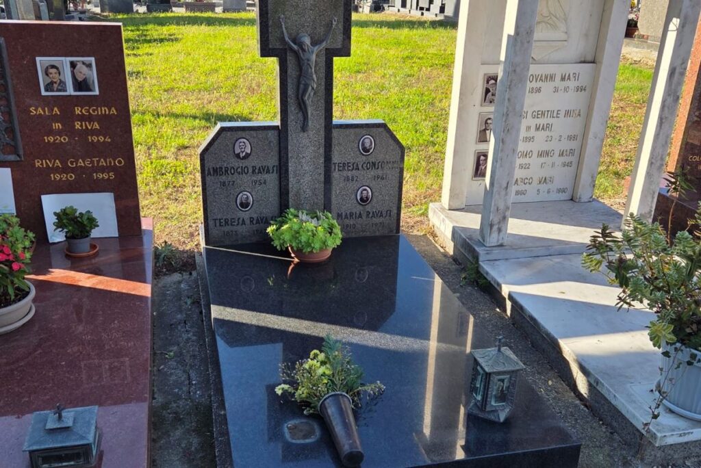 Ce mai fură românii din Italia: jumătate de tonă de cruci și statui din cupru dintr-un cimitir și 2.000 de colete de la Amazon