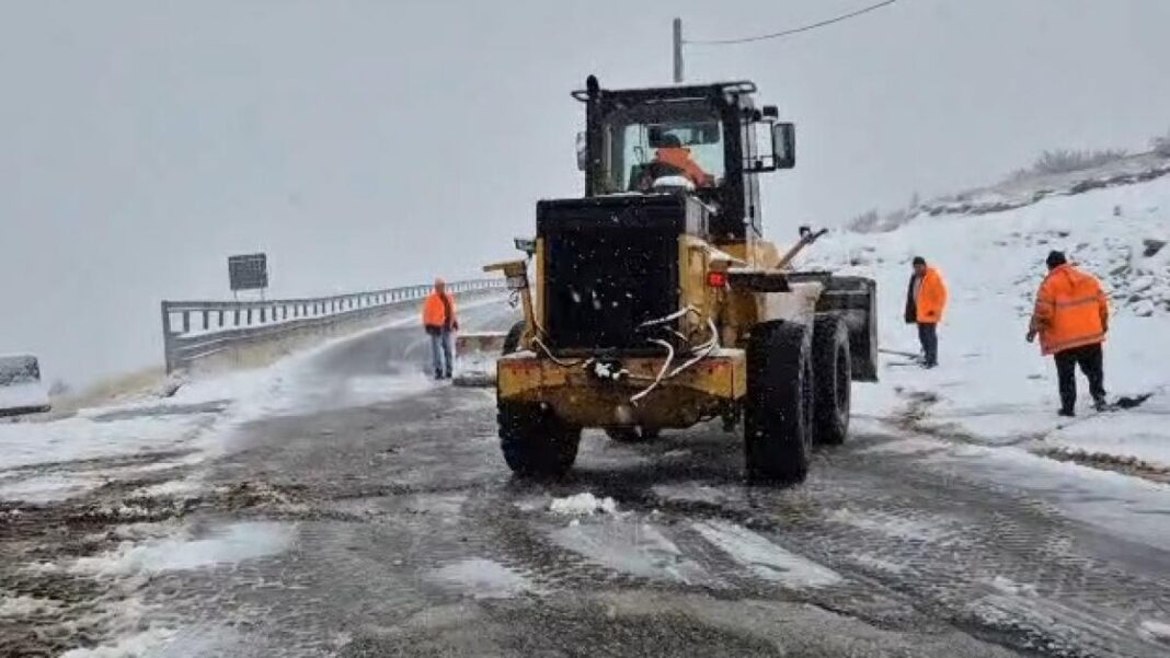 Circulaţia pe Transalpina a fost închisă din nou din cauza ninsorilor