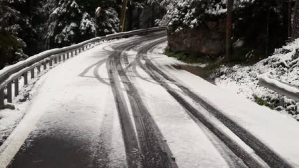 Circulația pe Transfăgărășan, închisă temporar din cauza ninsorilor și viscolului