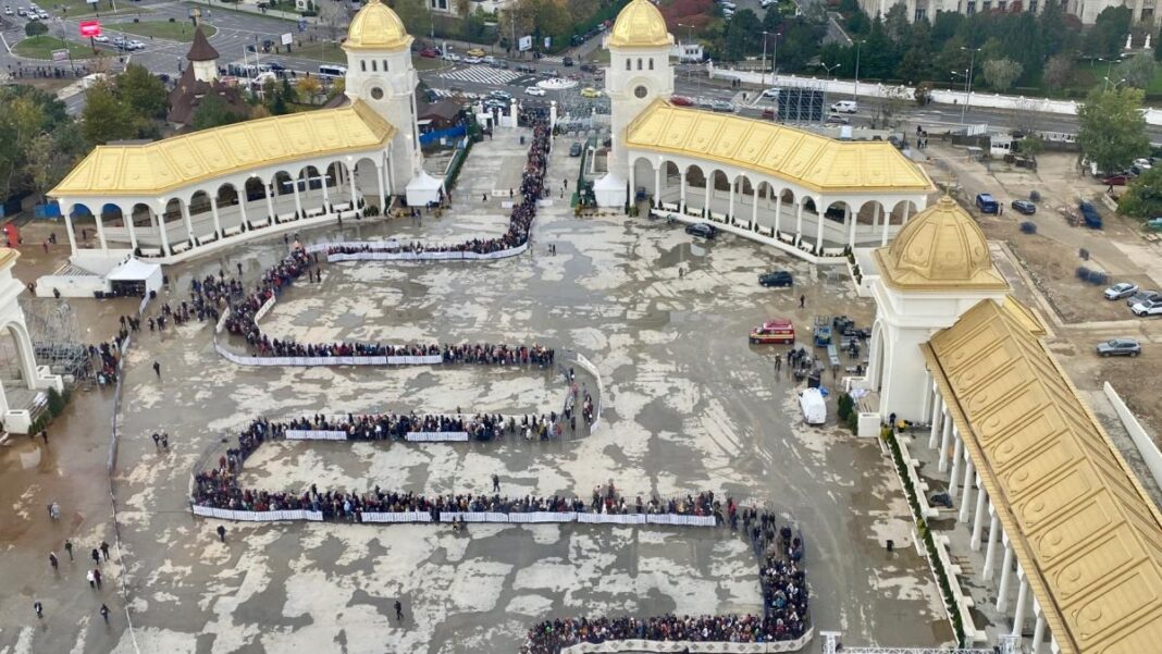 Cozi uriaşe pentru vizitarea Catedralei Mântuirii Neamului Cozi uriaşe pentru vizitarea Catedralei Mântuirii Neamului