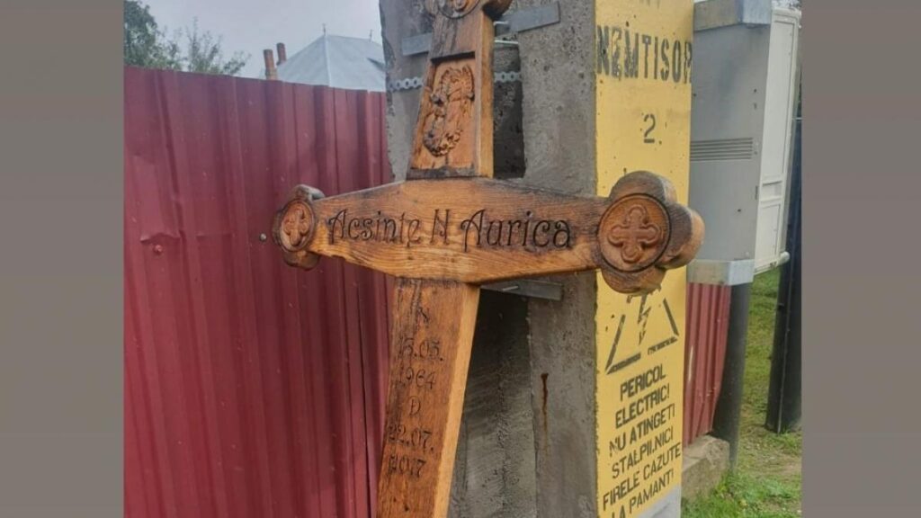 Un bărbat a furat crucea soacrei ca să se răzbune pe soţia care îl părăsise