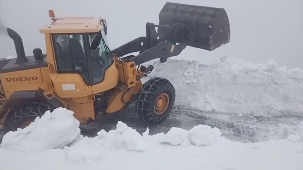 Antreprenorii de pe Transalpina, dispuşi se deszăpezească singuri o parte din drum