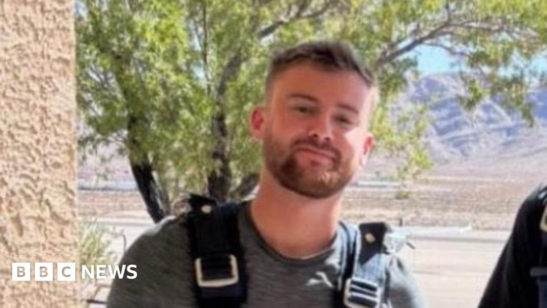 Mitchell Deakin, un tânăr de 25 de ani, a supraviețuit unui accident terifiant de parașutism