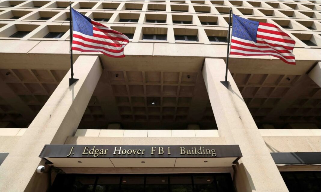 fbi Steagurile americane flutură în vânt deasupra intrării în clădirea FBI J. Edgar Hoover din Washington