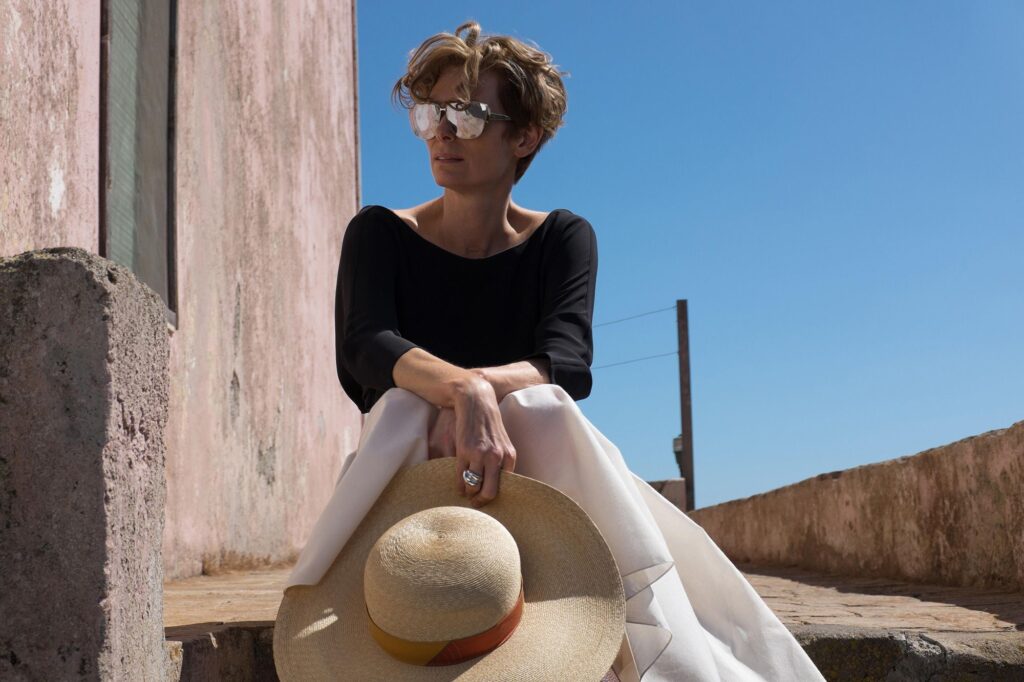 „A Bigger Splash”, cu Tilda Swinton în rol principal, a marcat prima dată când Guadagnino a lucrat cu Giulia Piersanti la costume. Filmul a intrat ulterior în istoria modei