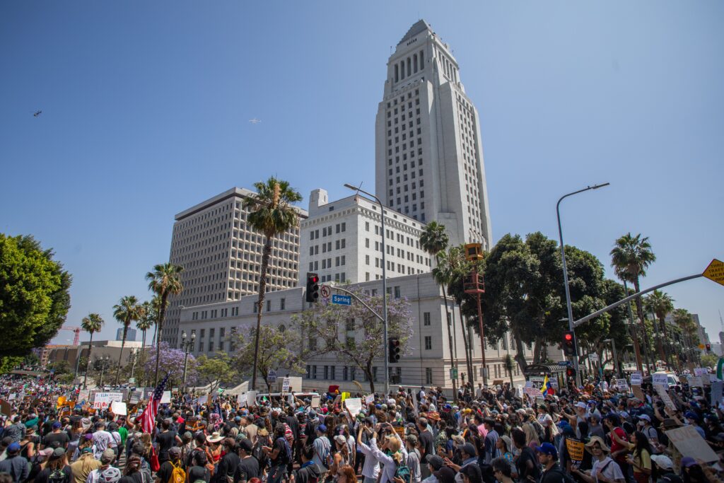 (VIDEO) Comitatul Los Angeles declară stare de urgență pentru sprijinirea locuitorilor afectați de raidurile anti-imigrație