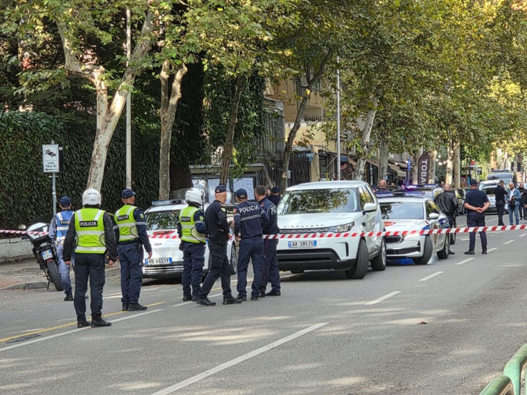 Ofițeri de poliție detașați la fața locului după ce un judecător a fost ucis într-un atac armat la Curtea de Apel din Tirana, Albania, pe 6 octombrie 2025 (Foto; Fatjon Cuka/Anadolu/Getty Images)