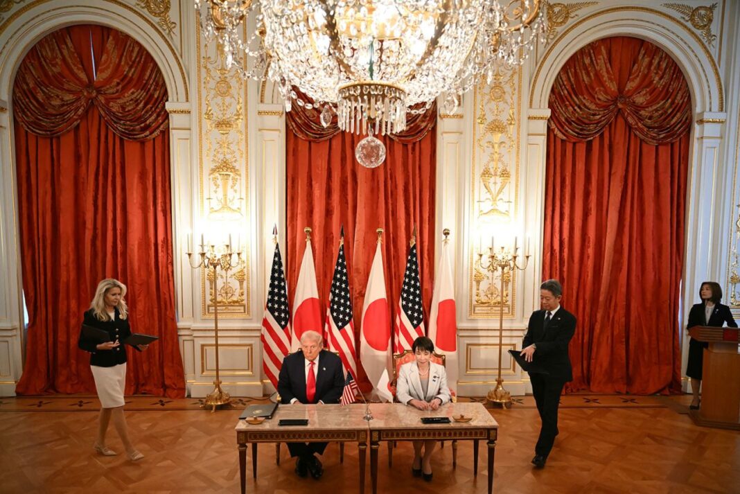gettyimages-2243320482 Președintele american Donald Trump și prim-ministrul japonez Sanae Takaichi participă la o ceremonie de semnare a acordului, marți, după un summit la Tokyo