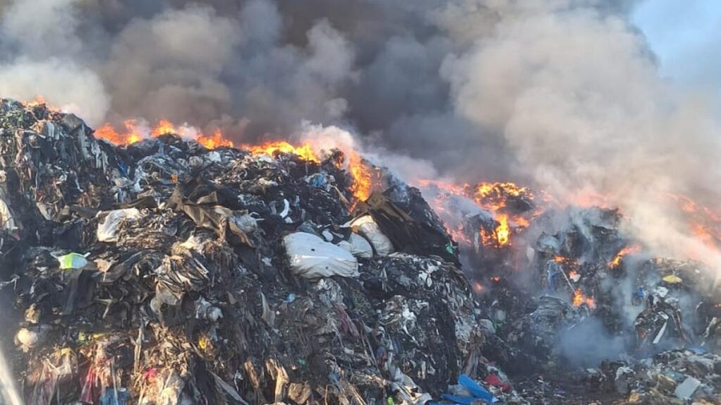 Un depozit de deșeuri din Prahova arde de 24 de ore. Suprafața afectată s-a dublat