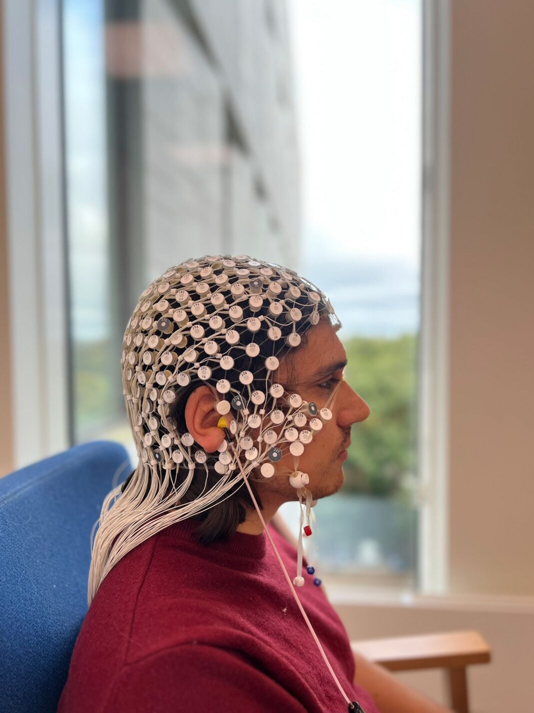 Cercetătorul Dr. Kristian Jensen poartă o cască formată din 256 de electrozi care măsoară indirect nivelurile de serotonină