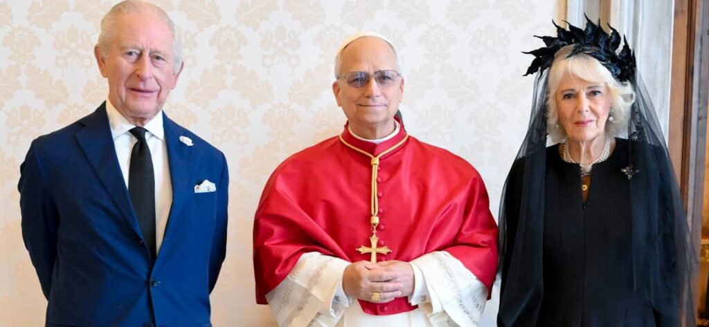 (VIDEO) Regele Charles se roagă public cu Papa. Un gest istoric la aproape 500 de ani de la despărțirea Bisericii Anglicane de Roma